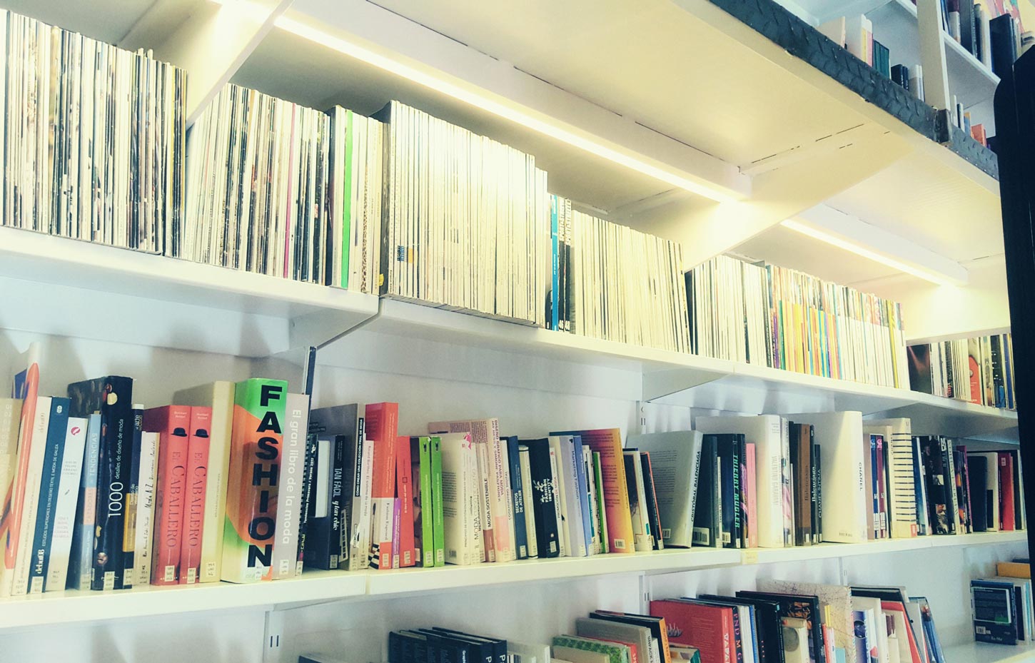 Miguel Díaz Poyatos dona material bibliográfico a la biblioteca de la Esdir