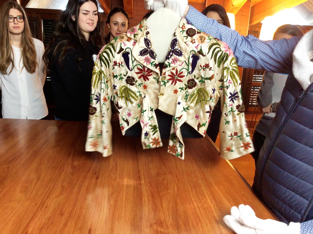 Estudiando las prendas del maestro Cristobal Balenciaga