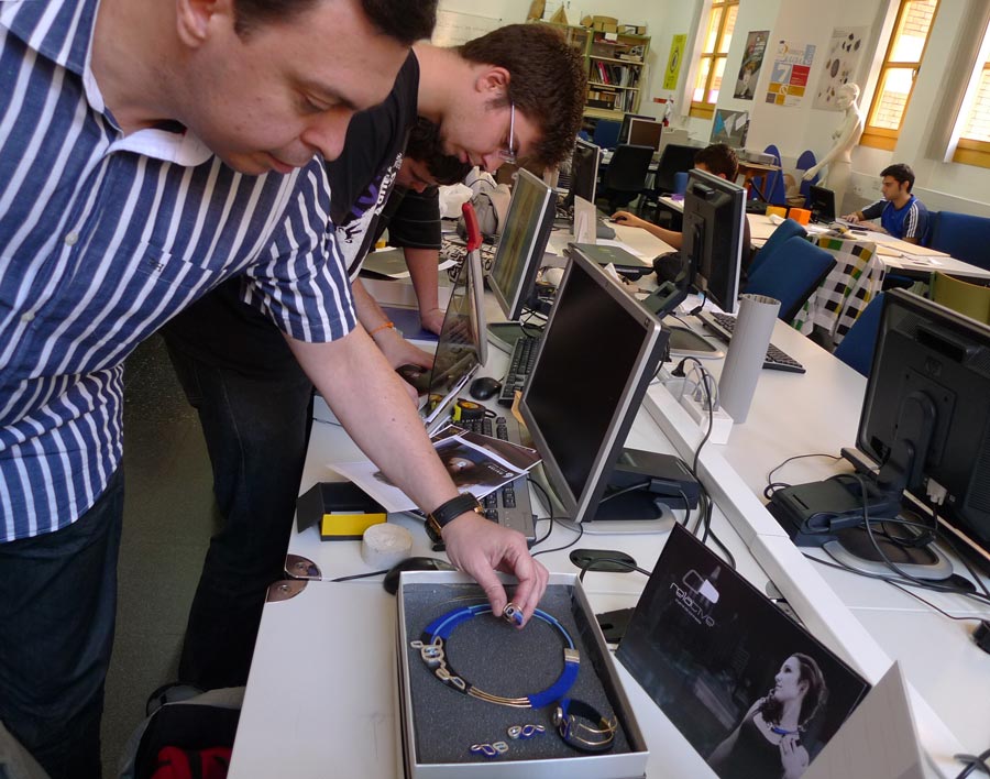 Colaboración del joyero Roberto Pinillos