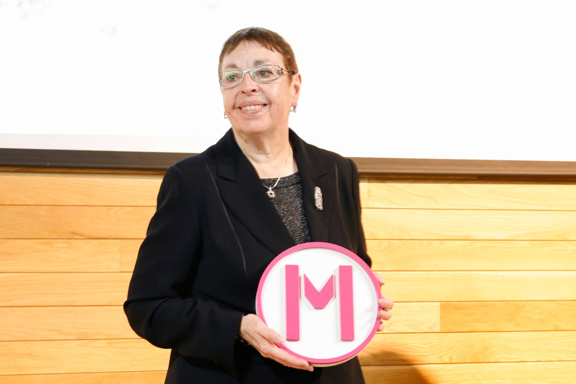 Rosa Castellot recibe el Premio 'Mujeres en el Arte en La Rioja 2016'