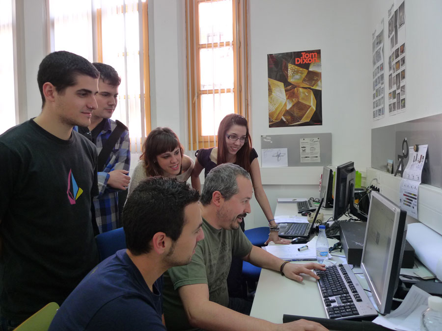 Roberto Nalda visita la clase de Proyectos II