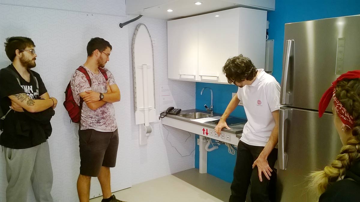 Varios grupos de alumnos de la Esdir visitan la Casa Accesible, Inteligente y Sostenible.