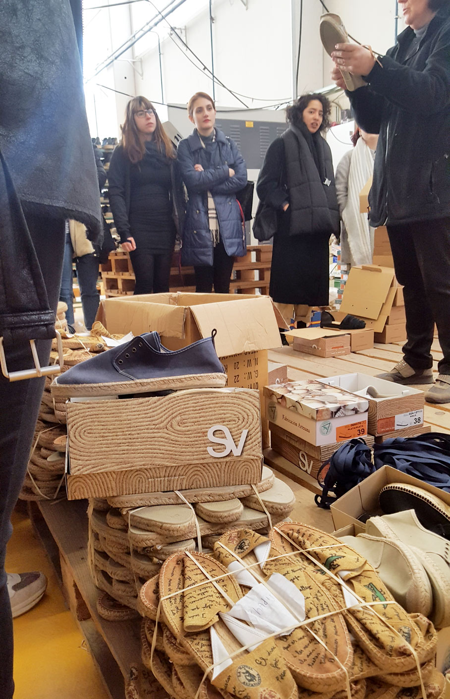 Visita de Moda a la la industria alpargatera de Cervera del Rio Alhama