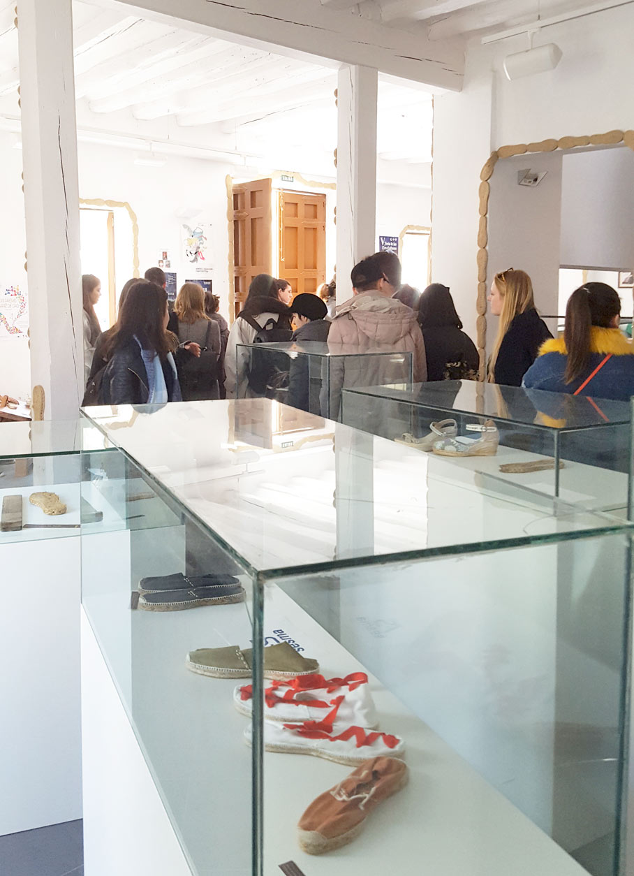 Visita de Moda a la la industria alpargatera de Cervera del Rio Alhama