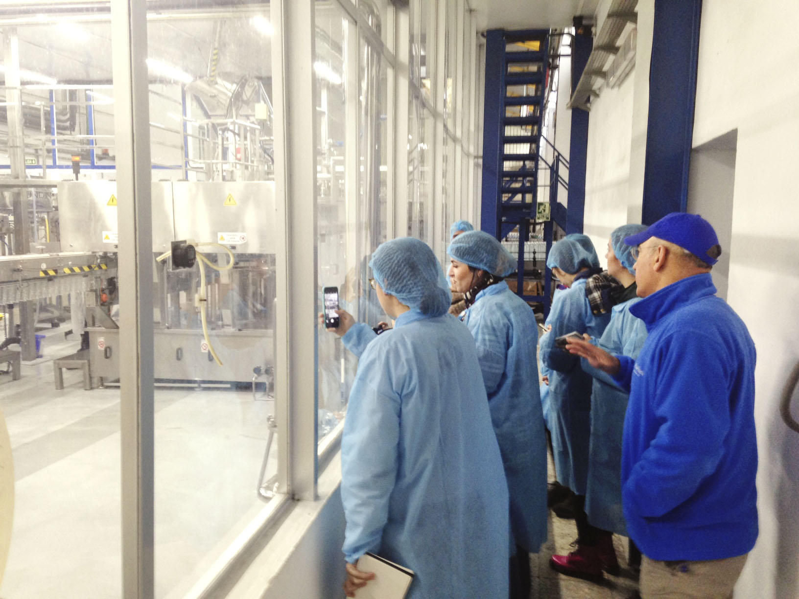 Visita del Máster de Packaging a la planta embotelladora Mineraqua.