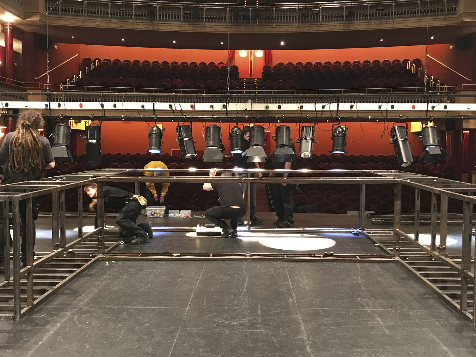 "Escenografía e Iluminación" en el Teatro Bretón