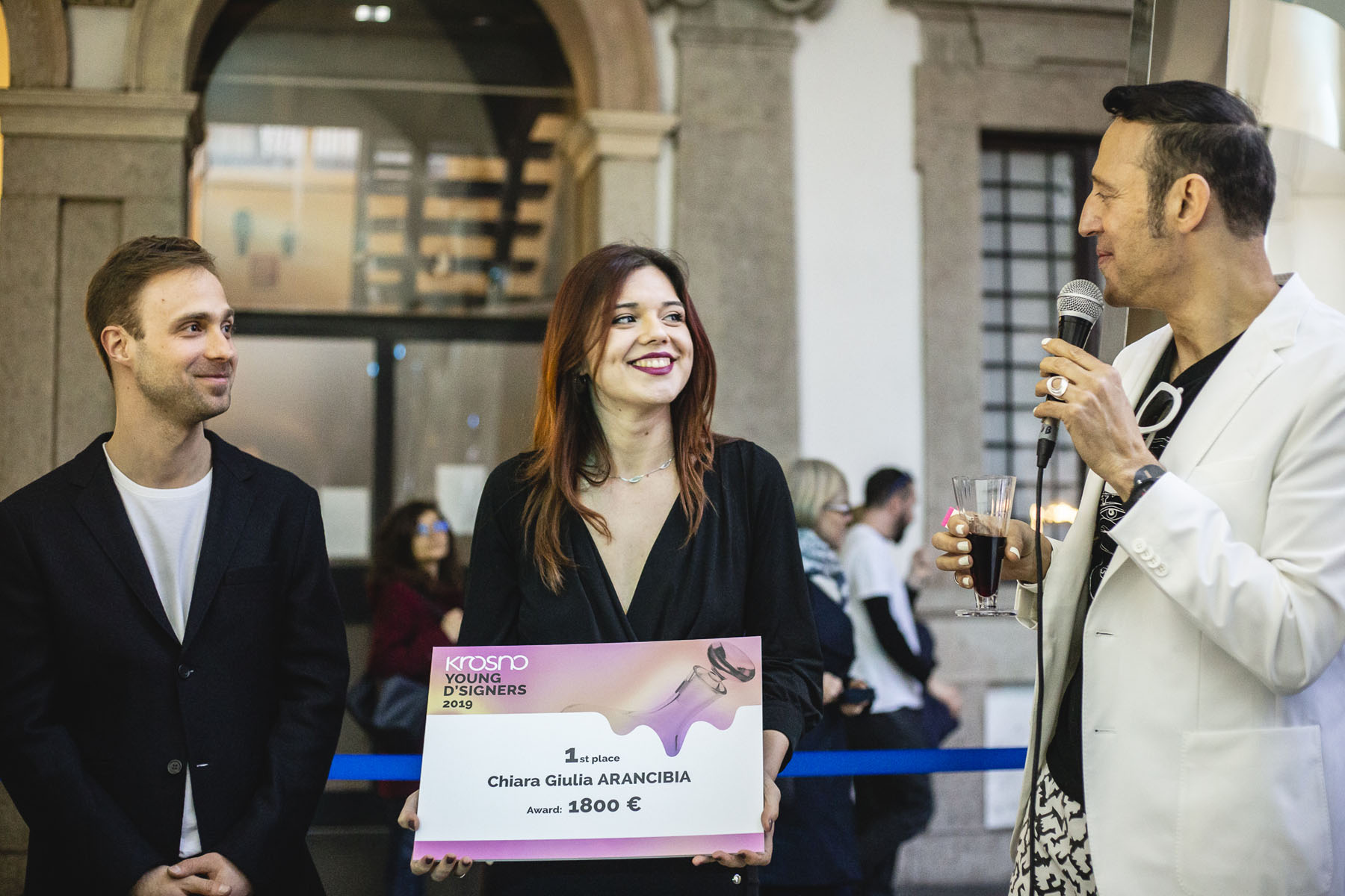 Chiara Arancibia de 4º de Producto,  ganadora del Glass Design Contest