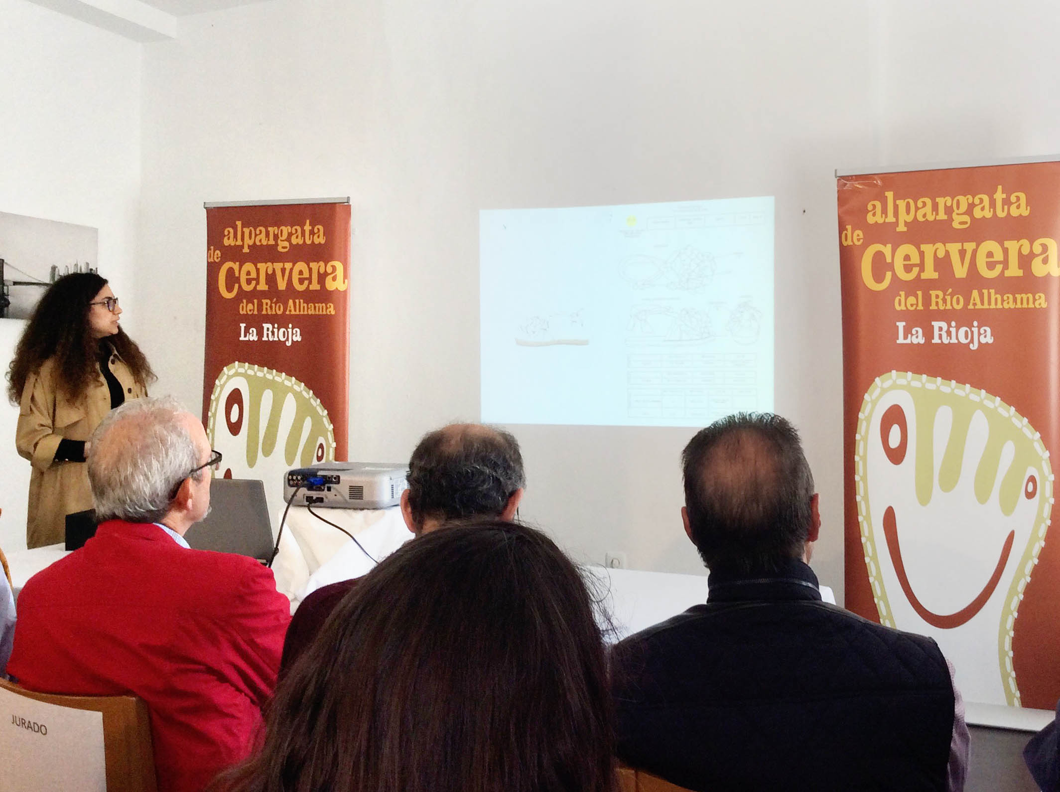 Finalistas en el concurso de la Alpargata dos alumnas de Moda