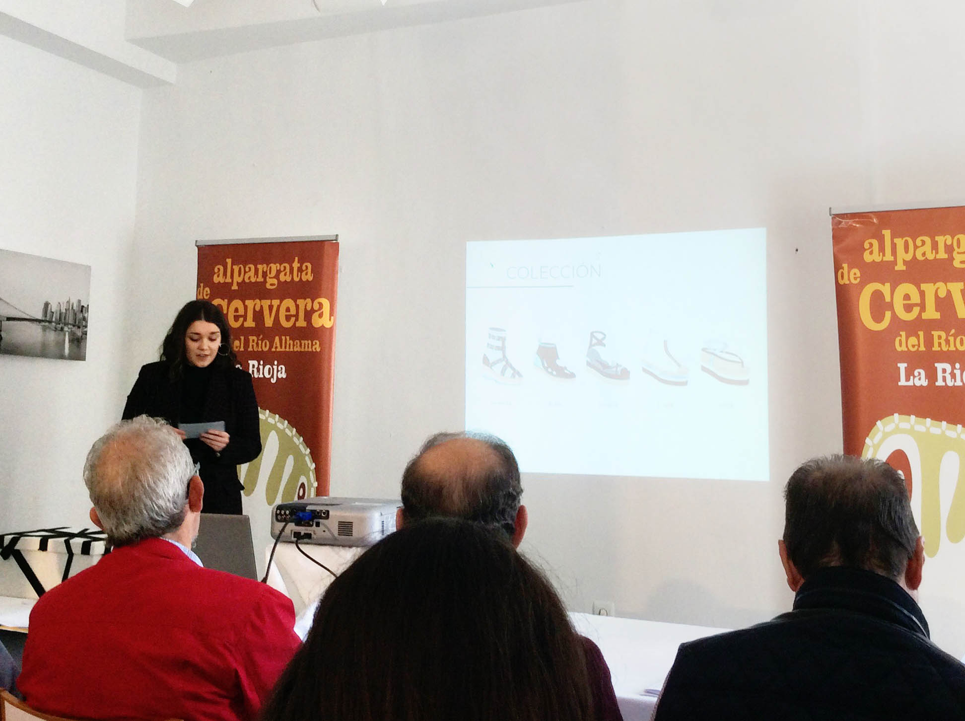 Finalistas en el concurso de la Alpargata dos alumnas de Moda