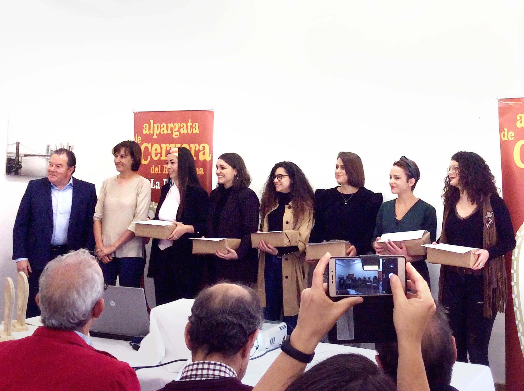 Finalistas en el concurso de la Alpargata dos alumnas de Moda