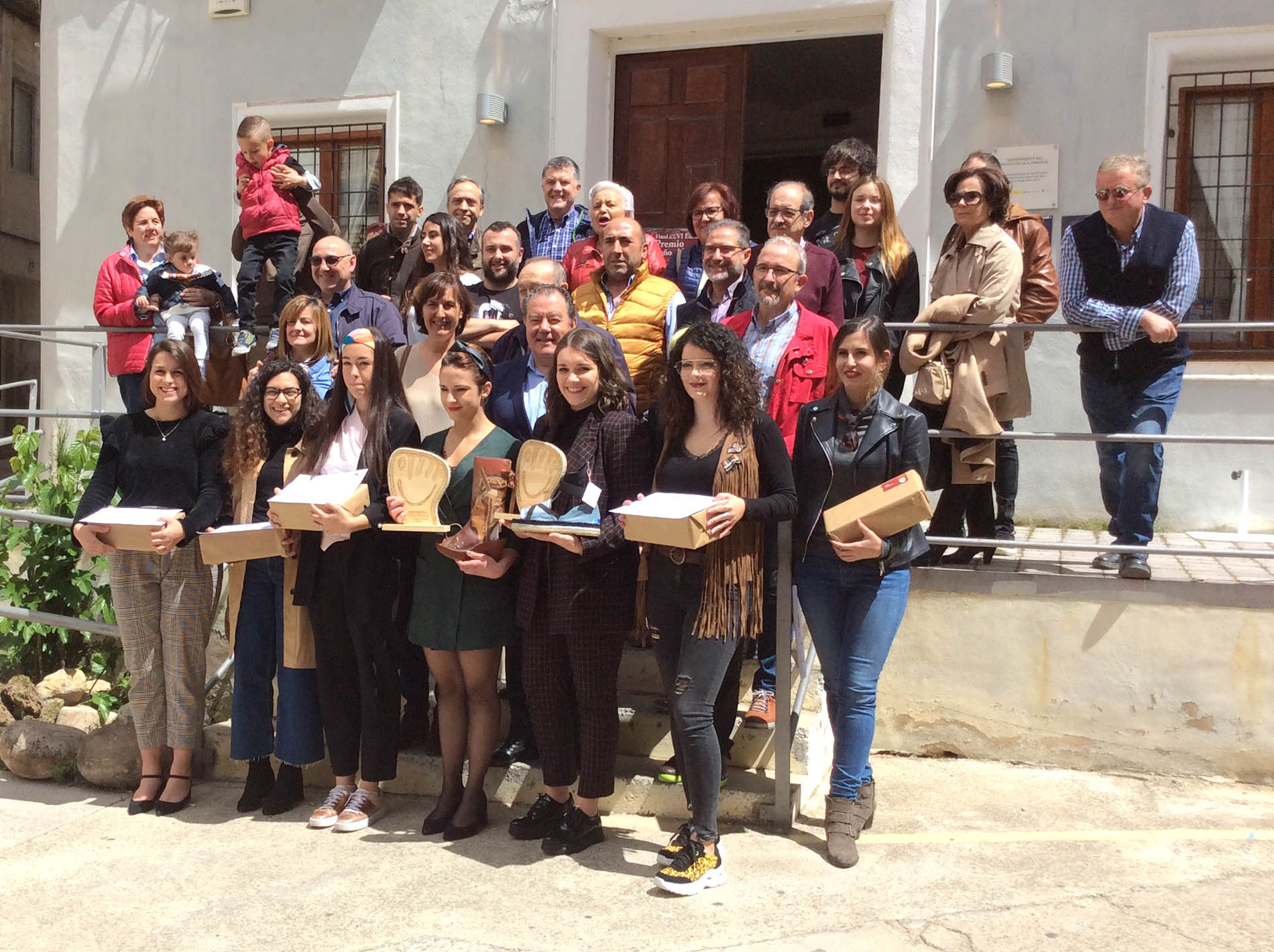 Finalistas en el concurso de la Alpargata dos alumnas de Moda