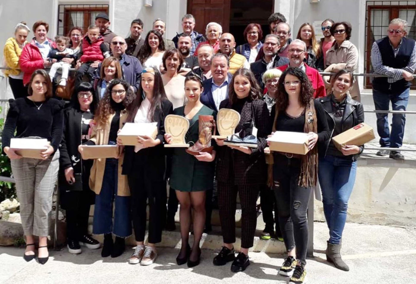 Finalistas en el concurso de la Alpargata dos alumnas de Moda