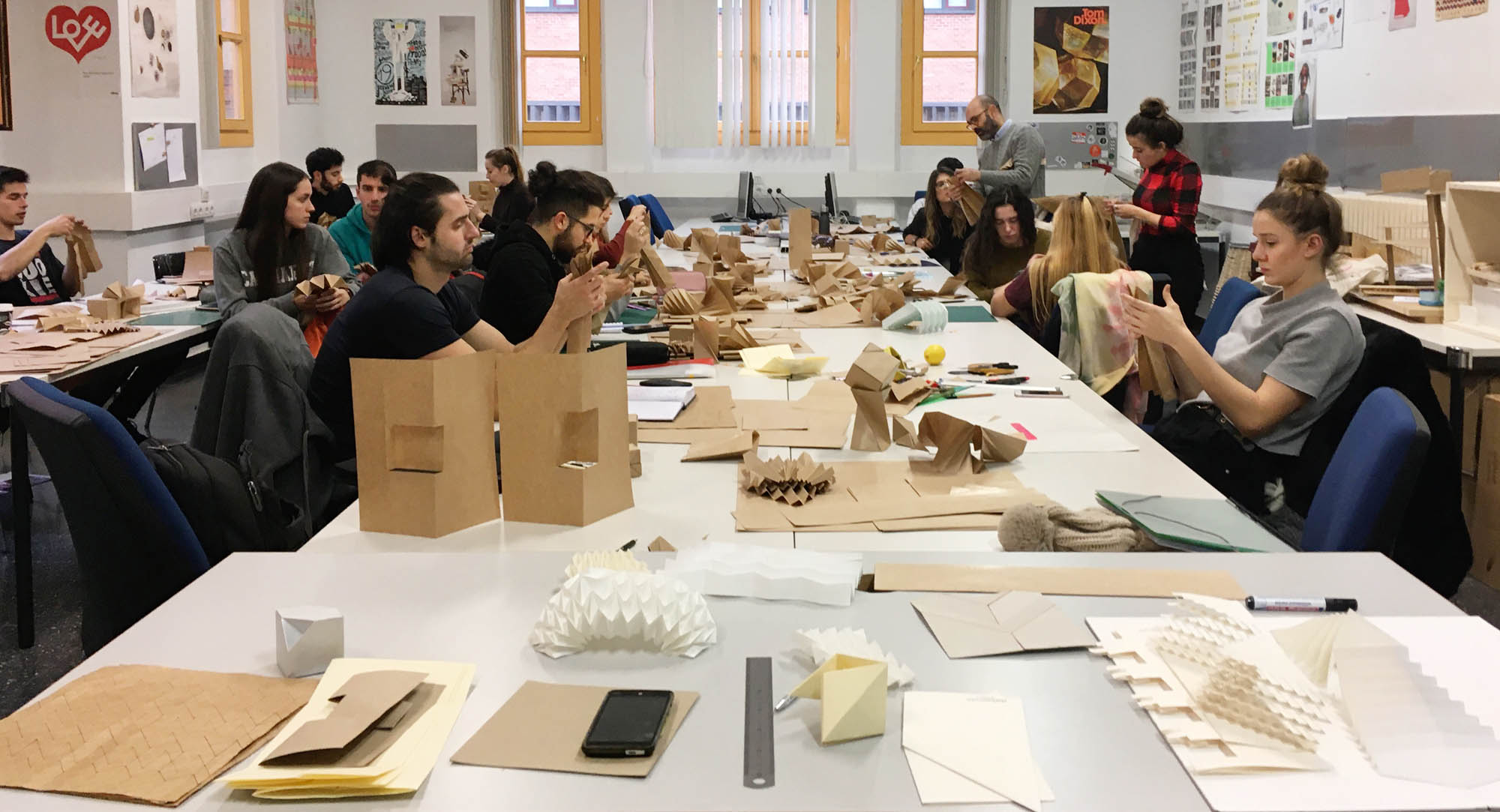 Taller de plegado de Darío Zeruto para los estudiantes de Producto